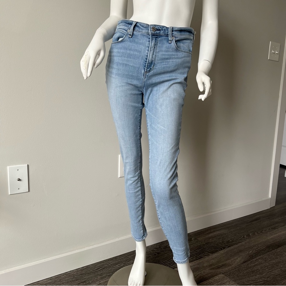 Abercrombie and Fitch Simone Super High Rise Skinny Jean Light Wash Stretch 28 6